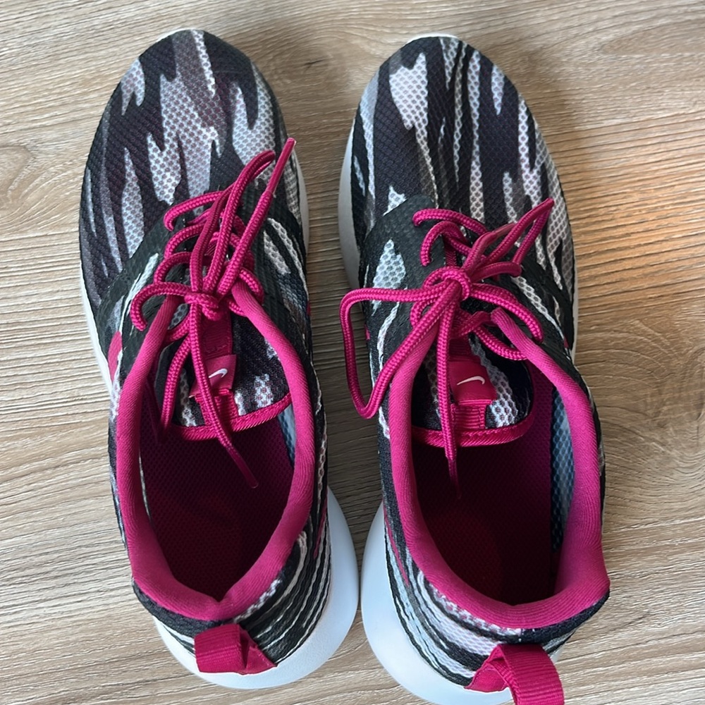 NWOT-Nike Girls Black & White Mesh Stripe with Dark Pink Trim - Picture 6 of 9